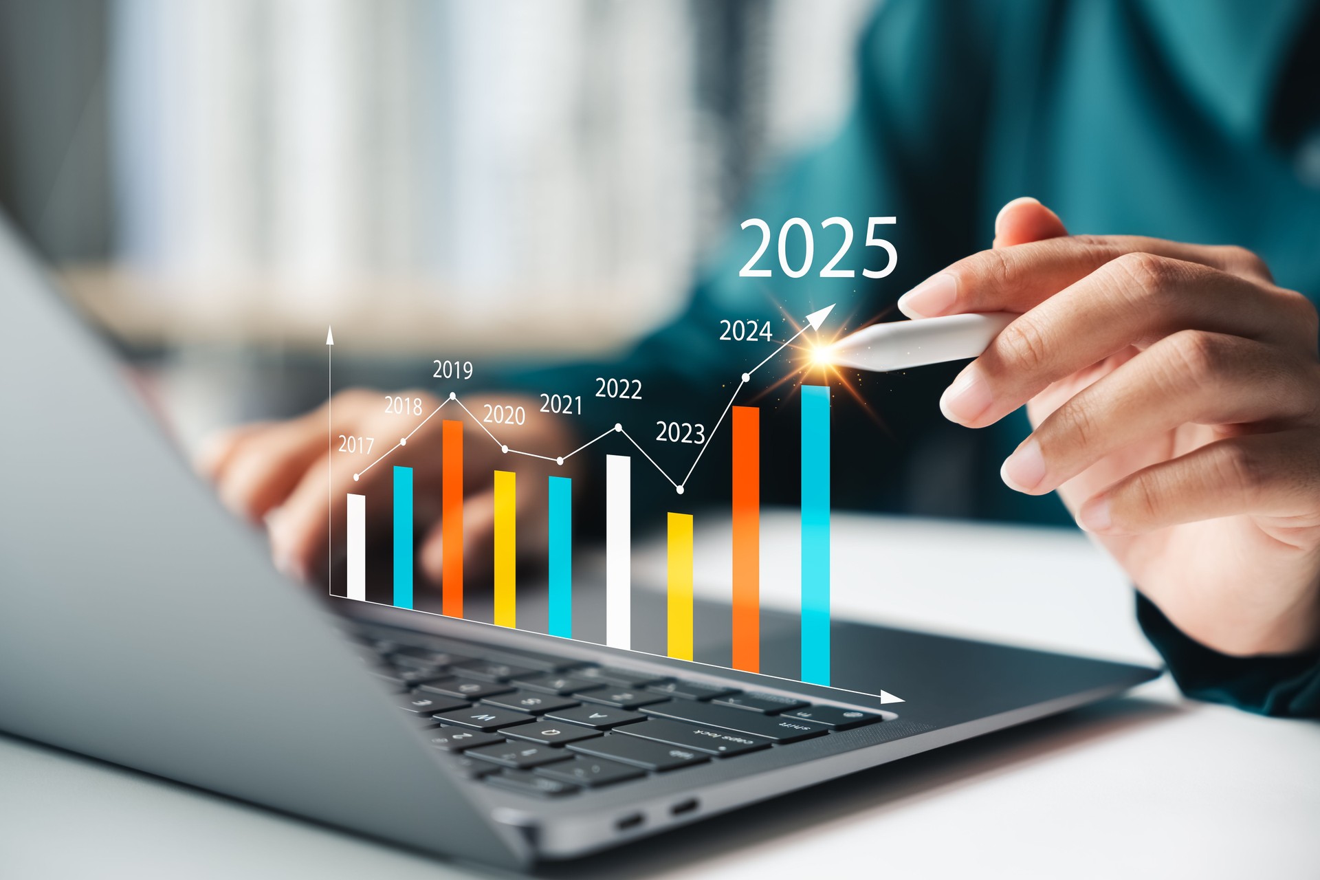 Empresária analisa a rentabilidade das empresas usando gráficos digitais, tendências positivas para 2025.