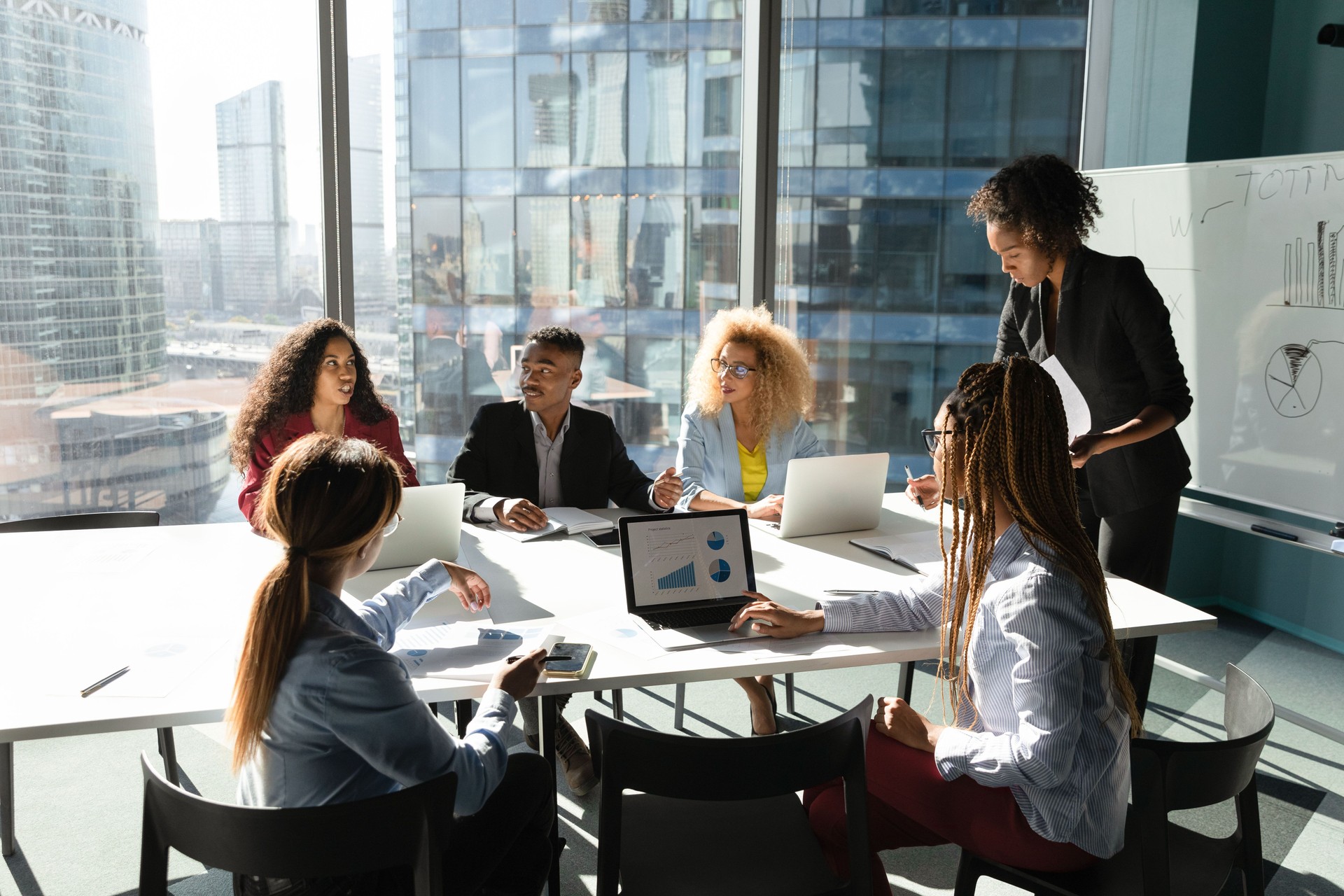 Empresários afro-americanos debatendo em reunião corporativa, discutindo projeto